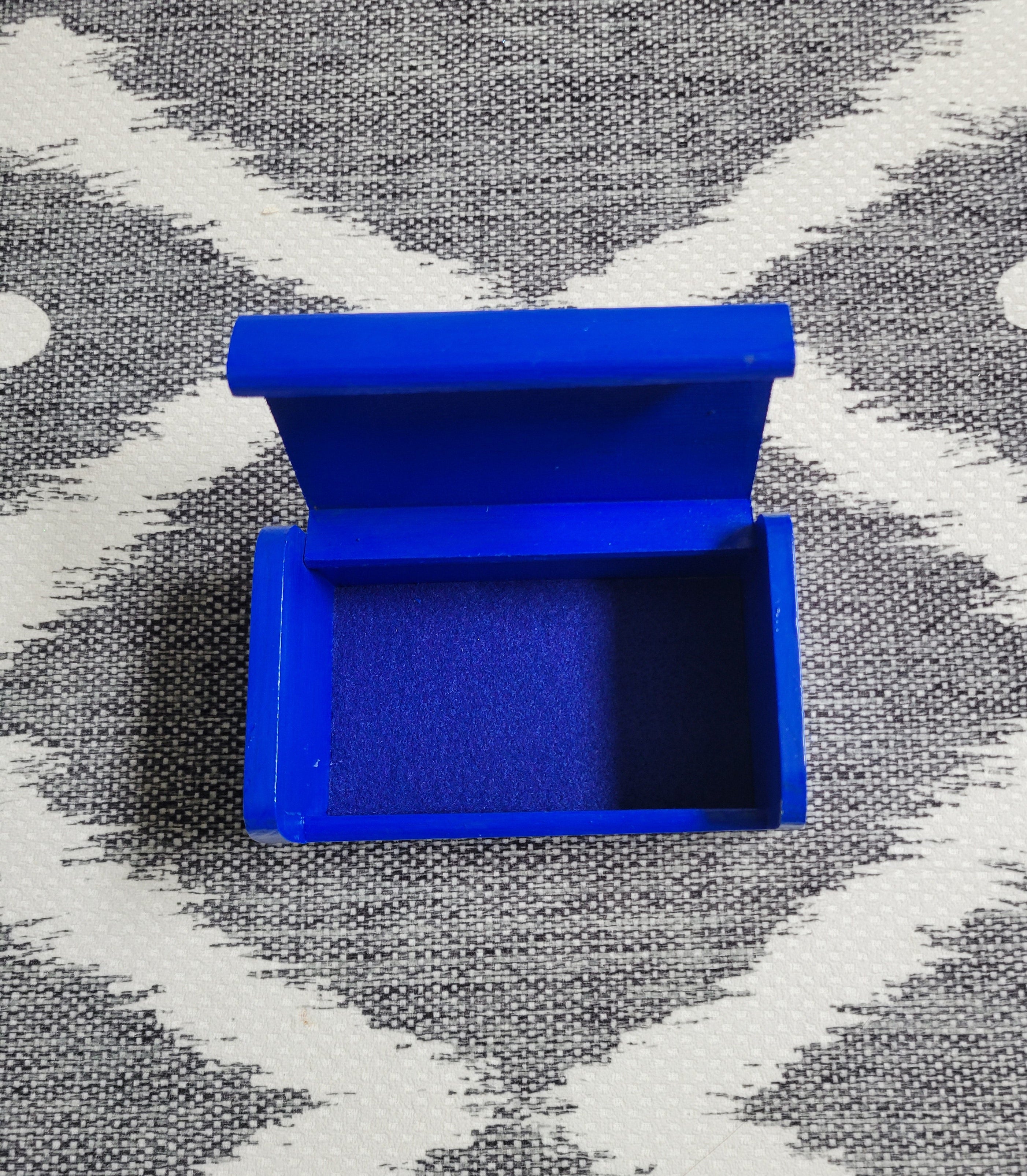 Zeta shield flip top jewelry box